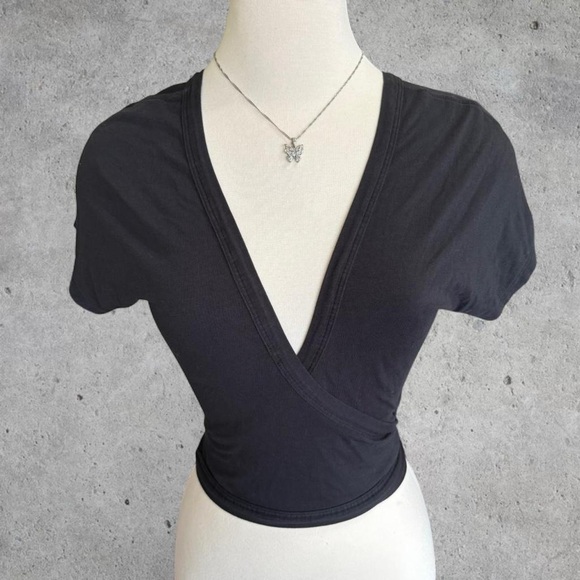 Cute Lululemon Black V-Neck Short Sleeve Adjustable Ties Wrap Top- S/M - Picture 4 of 5